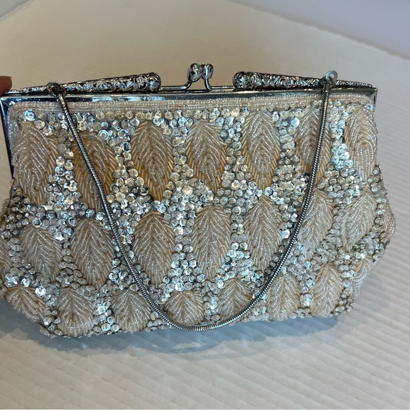 VINTAGE BEAD SEQUIN BAG- Silver sequins and off white beading in leaf pattern. - Picture 2 of 7